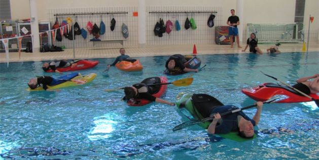 Übungen beim Workshop im Wasser